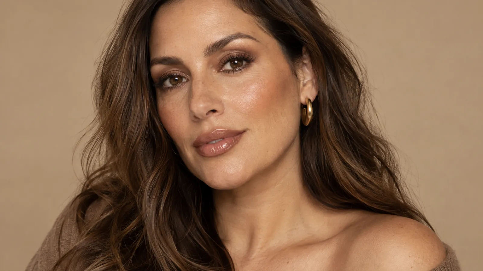 Classic toasty makeup with caramel cheeks, cinnamon eyes and glossy nude lips
